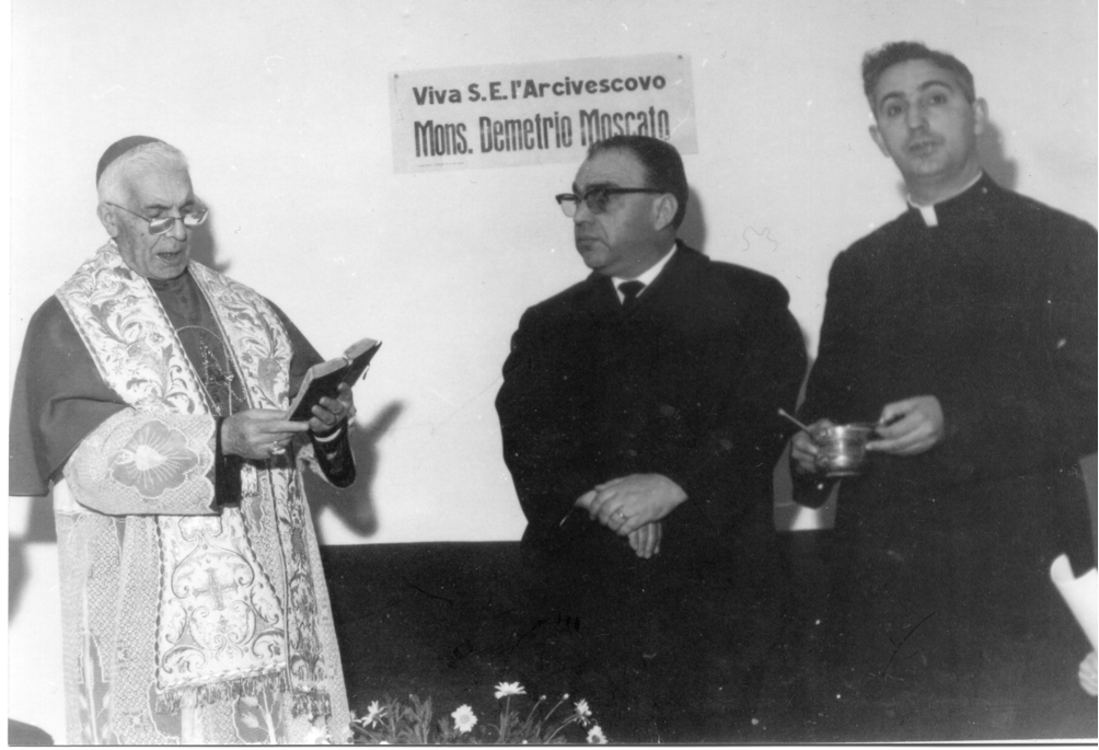 Sua Eccellenza l’Arcivescovo Demetrio Moscato in visita alla Scuola, con il Preside Luigi Fiorillo(Archivio della Scuola)